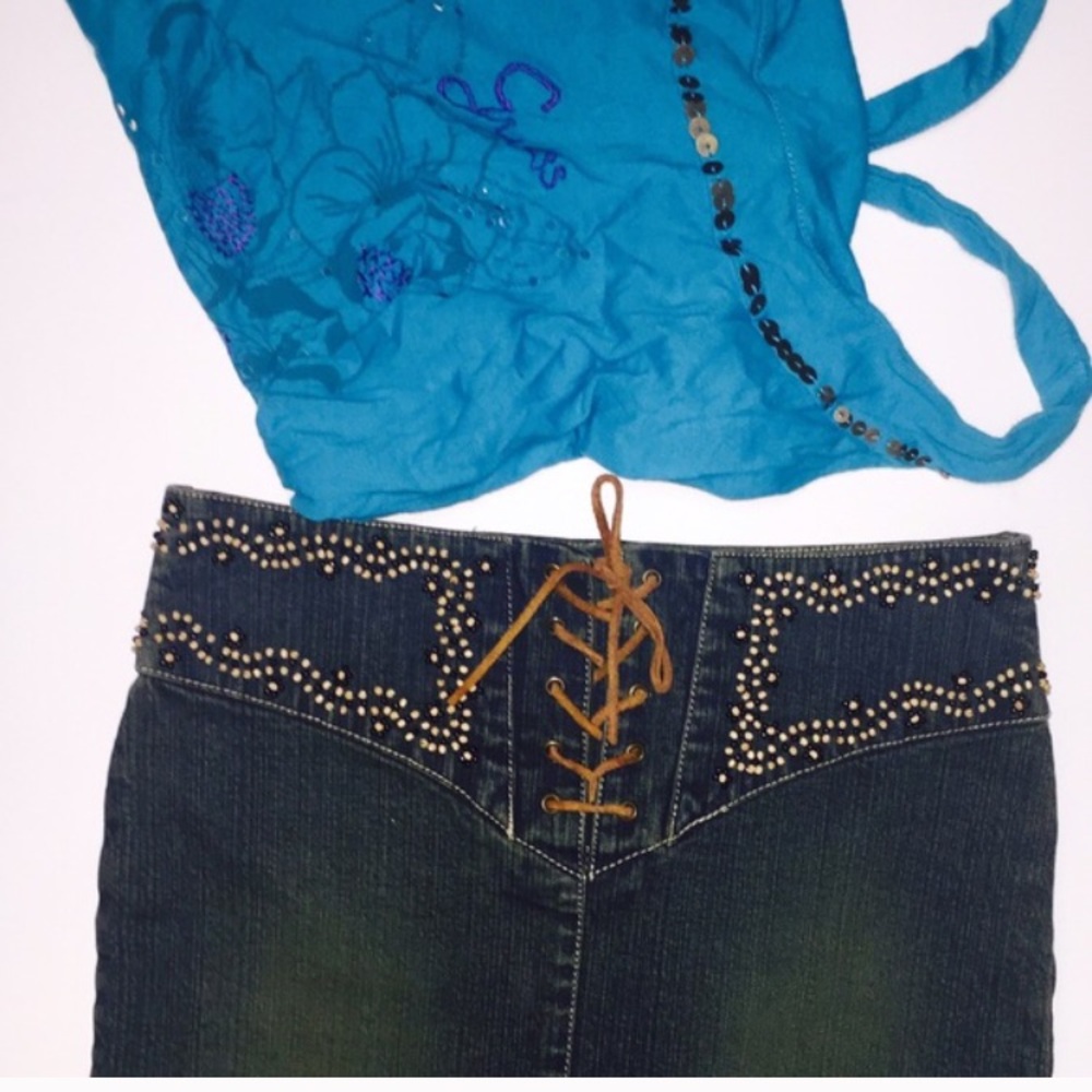 🔴⭐️ Unique bead embroidered jeans skirt.